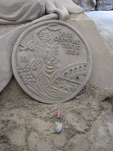 823415 Detail van de zandsculptuur De Houdgreep van The Sandfactory ter gelegenheid van de 75e verjaardag van ...